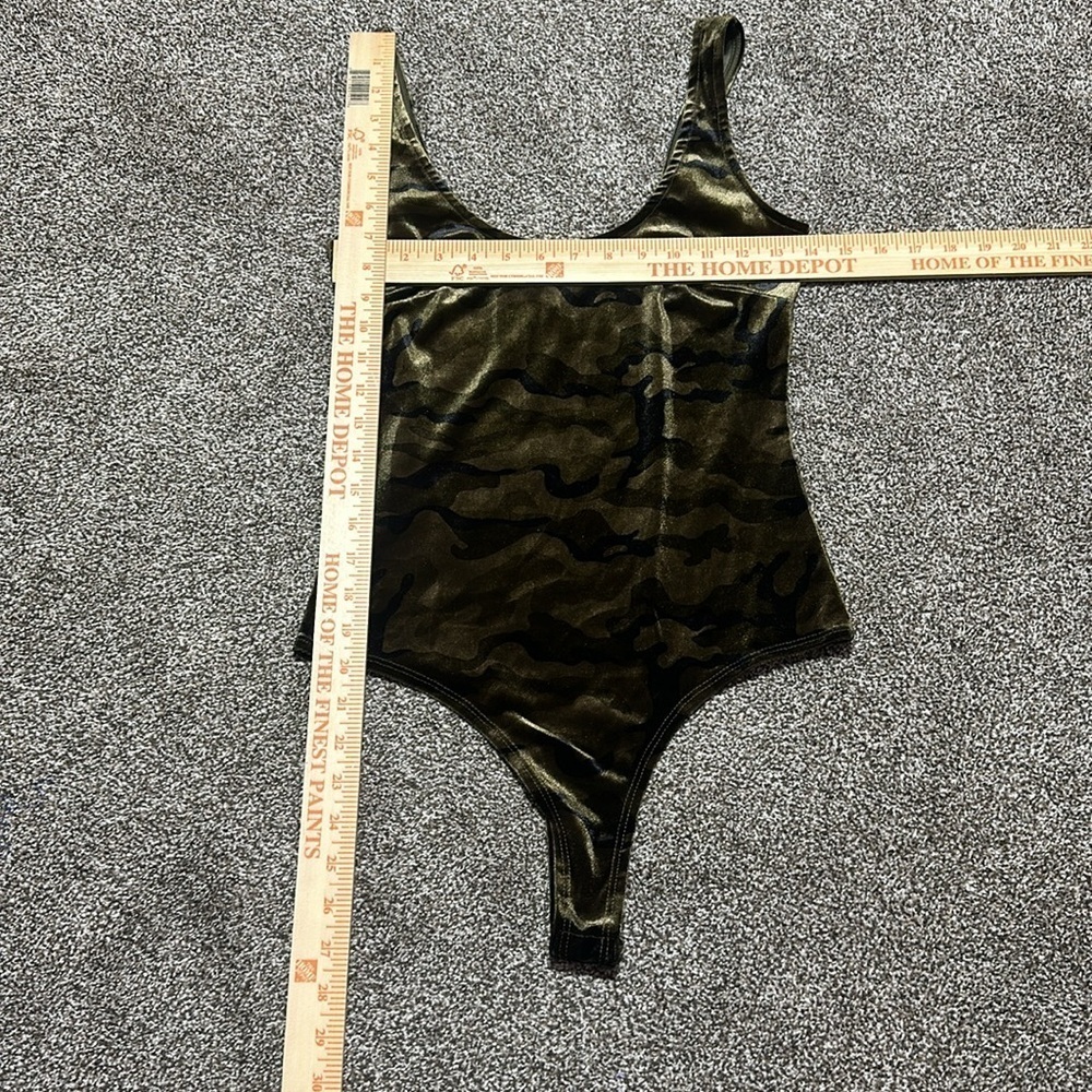 Honey Punch Velvet Camo thong bodysuit green and black Medium scoop neck - Picture 2 of 6